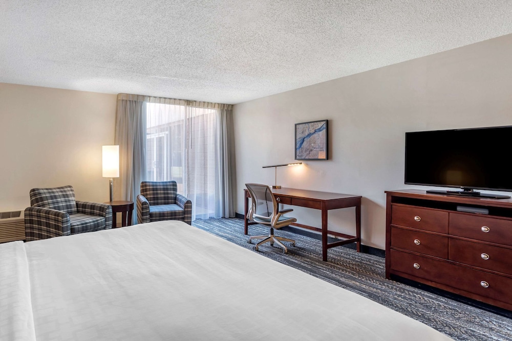 غرفة قياسية بسرير كينج، Clarion Inn Sheffield Muscle Shoals 3/6