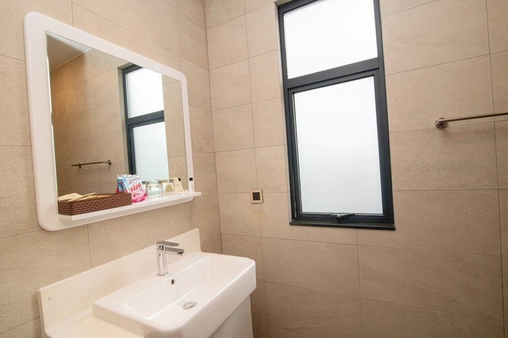 The View Serviced Residence 64/66