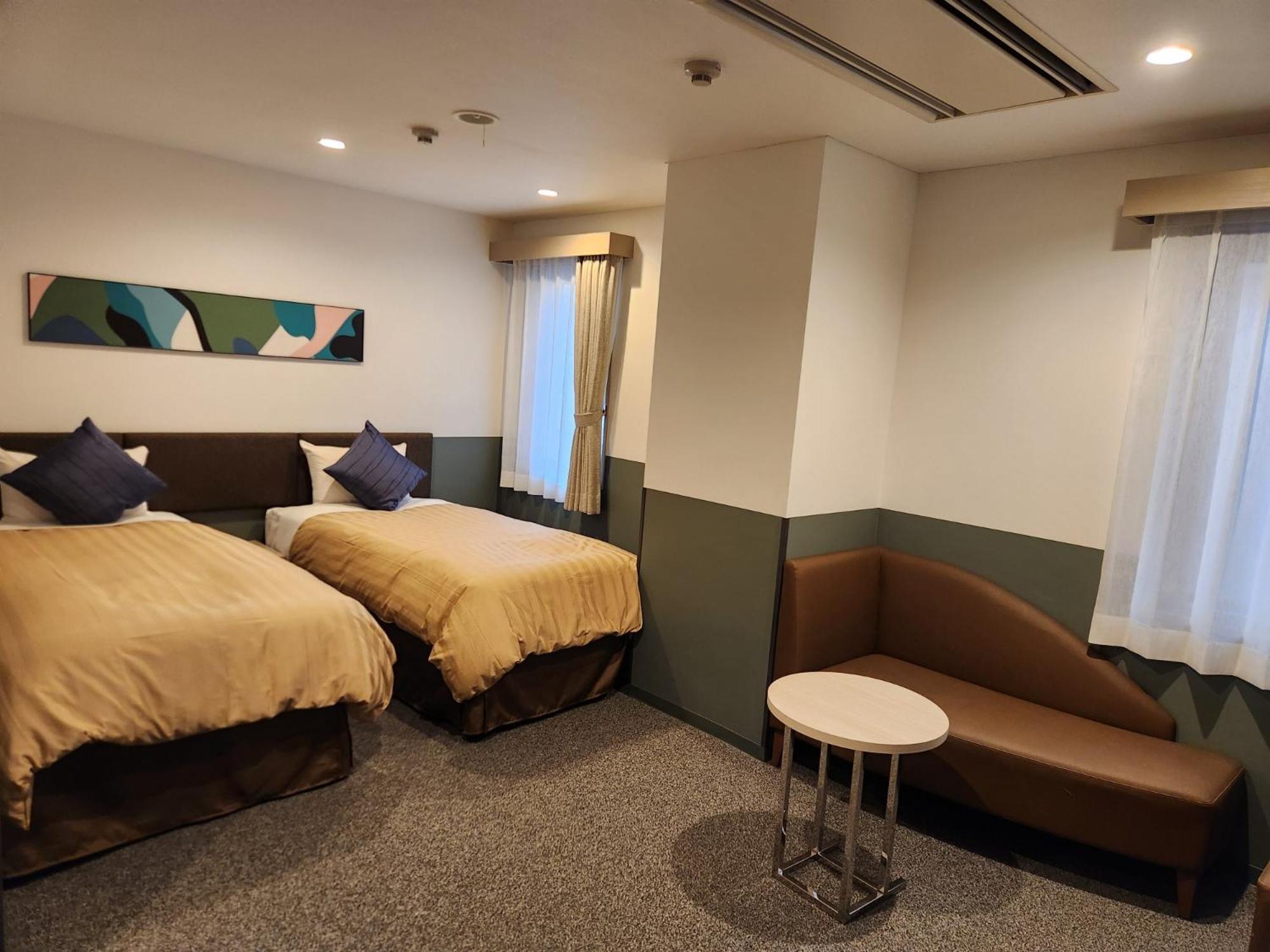 DELUXE, TWIN BEDS
