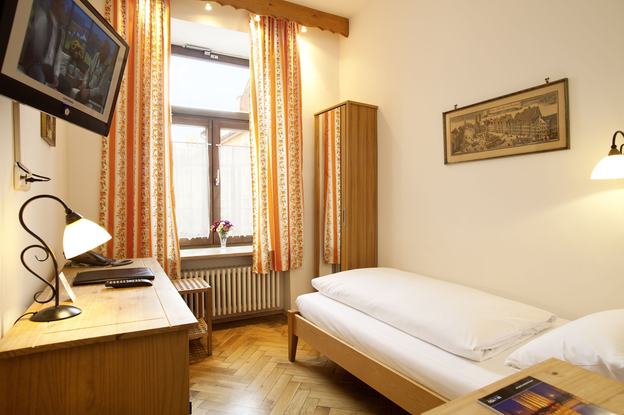 ROOM, SINGLE
