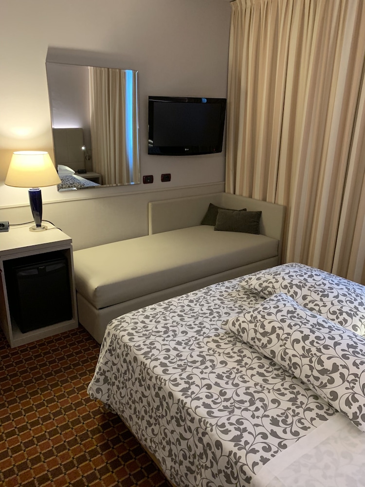 غرفة ديلوكس ثلاثية بسرير كوين وسرير فردي، First Hotel Malpensa 5/7