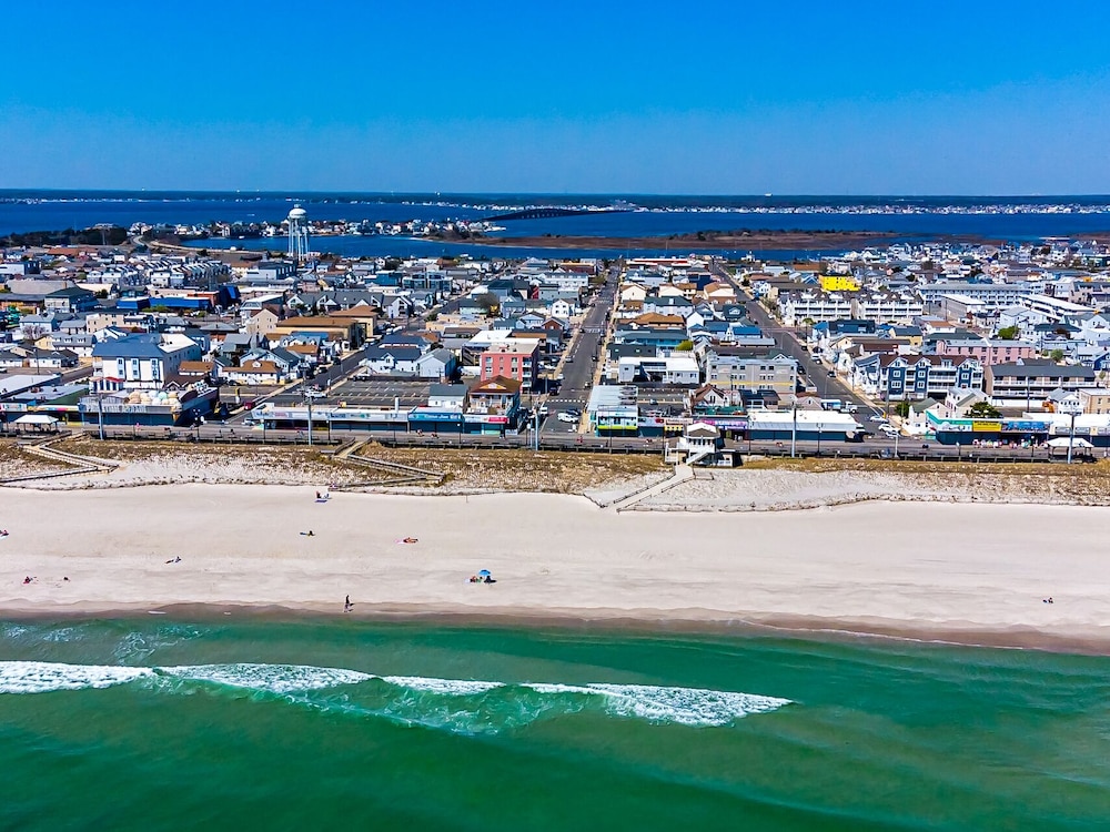 Boardwalk Sand & Surf Inn Oceanfront 45/55