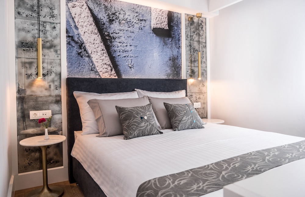 CLASSIC, QUEEN BED, PARTIAL SEA VIEW