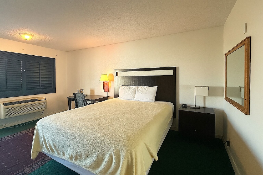 Casa Blanca Hotel & Suites Azusa 22/37