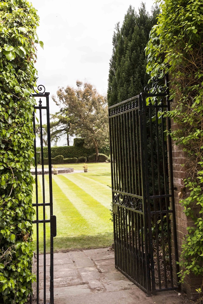 Hogarth S Stone Manor 68/73