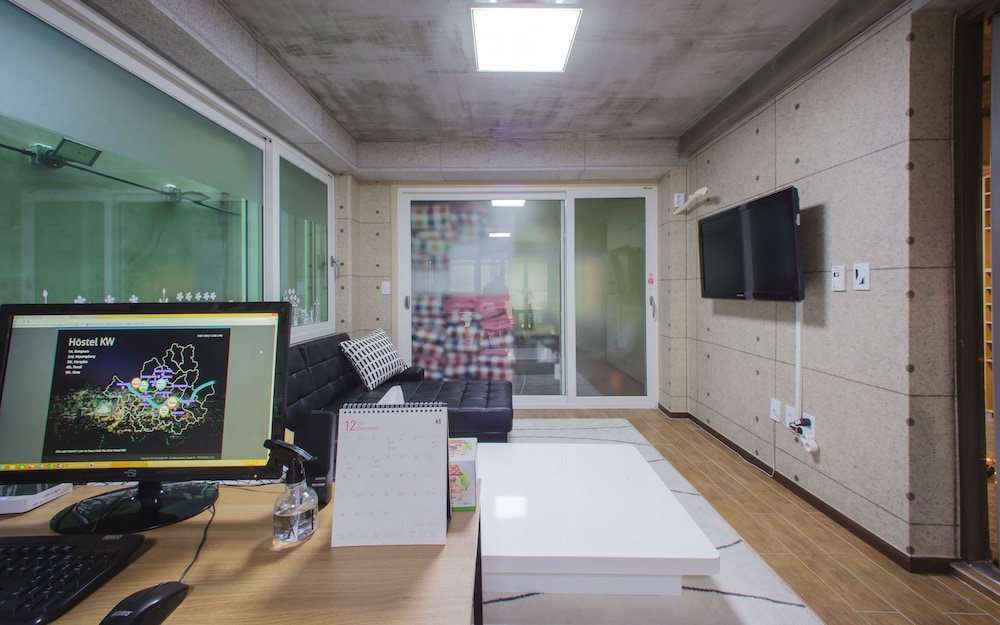 KW Hongdae Line Hostel 30/40