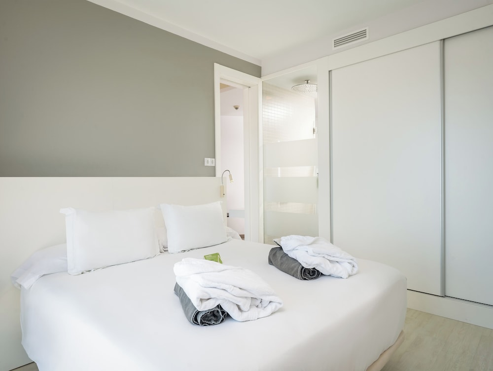 Suite, King Bed, Pool and Sea View