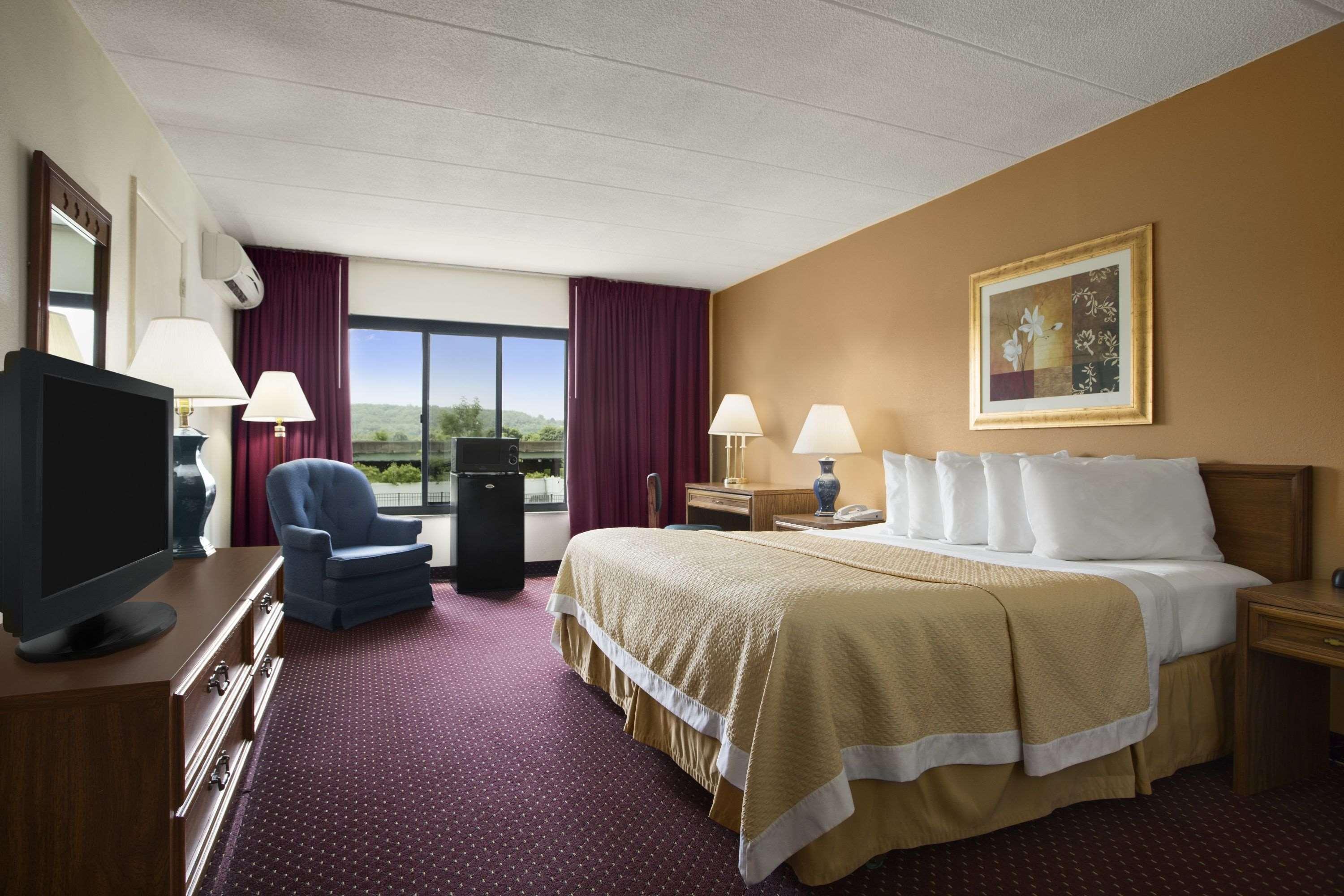 Ramada by Wyndham Pittsburgh/New Stanton 12/38