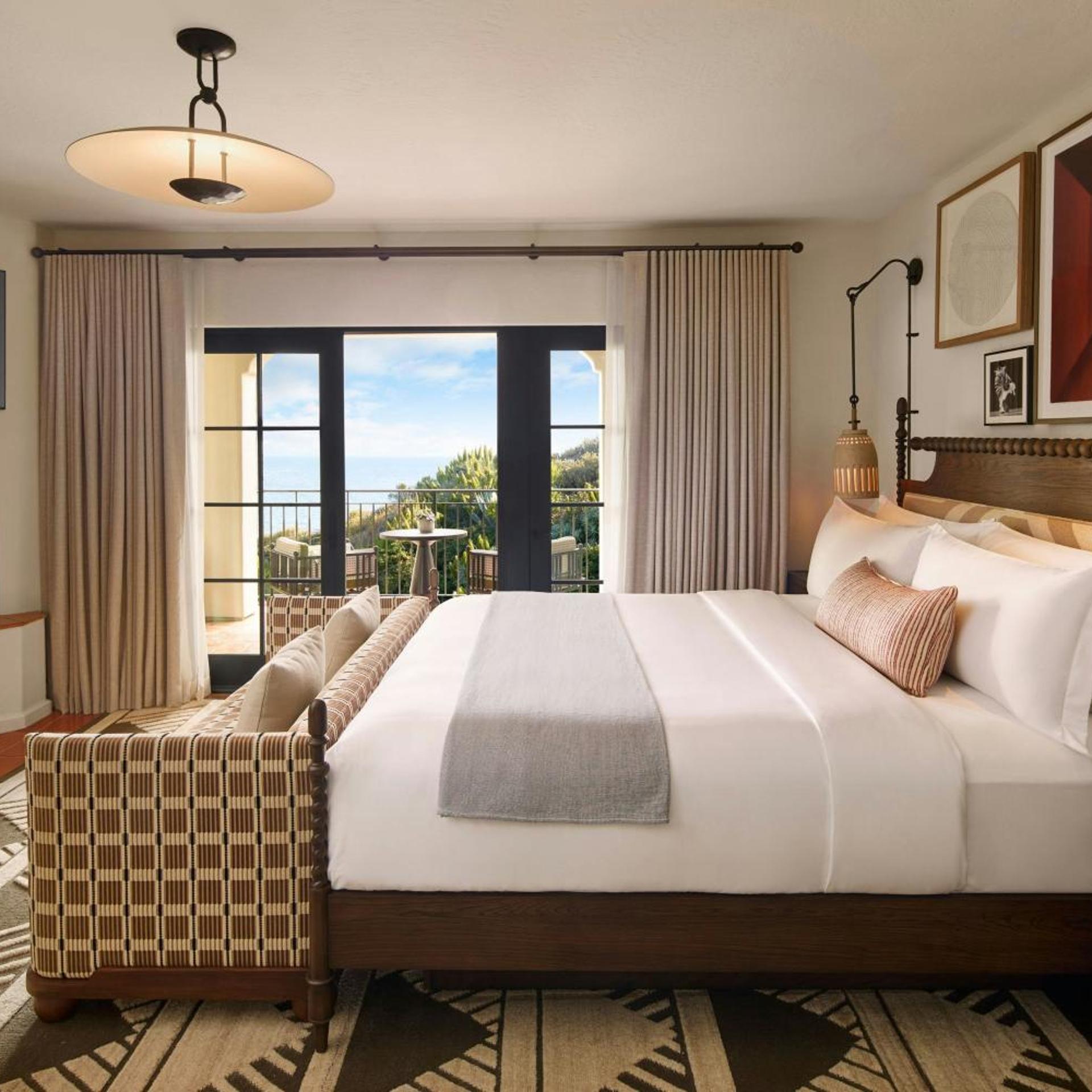Signiture, Suite, King Bed, Partial Ocean View, Sofa