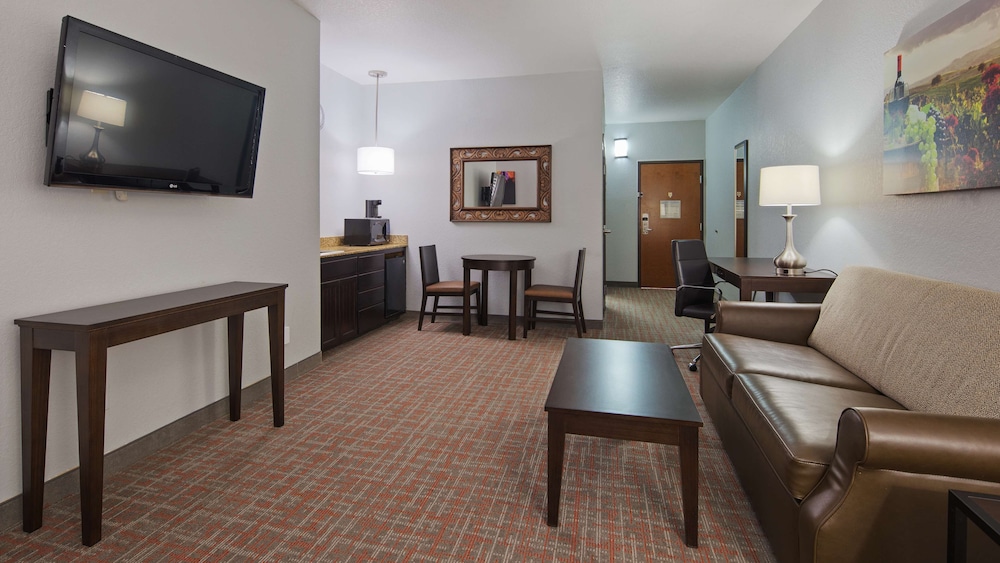 Best Western Plus Fredericksburg 24/34