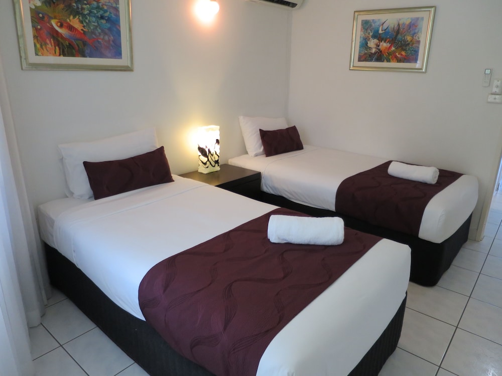 Roydon Beachfront Holiday Apartments 12/50