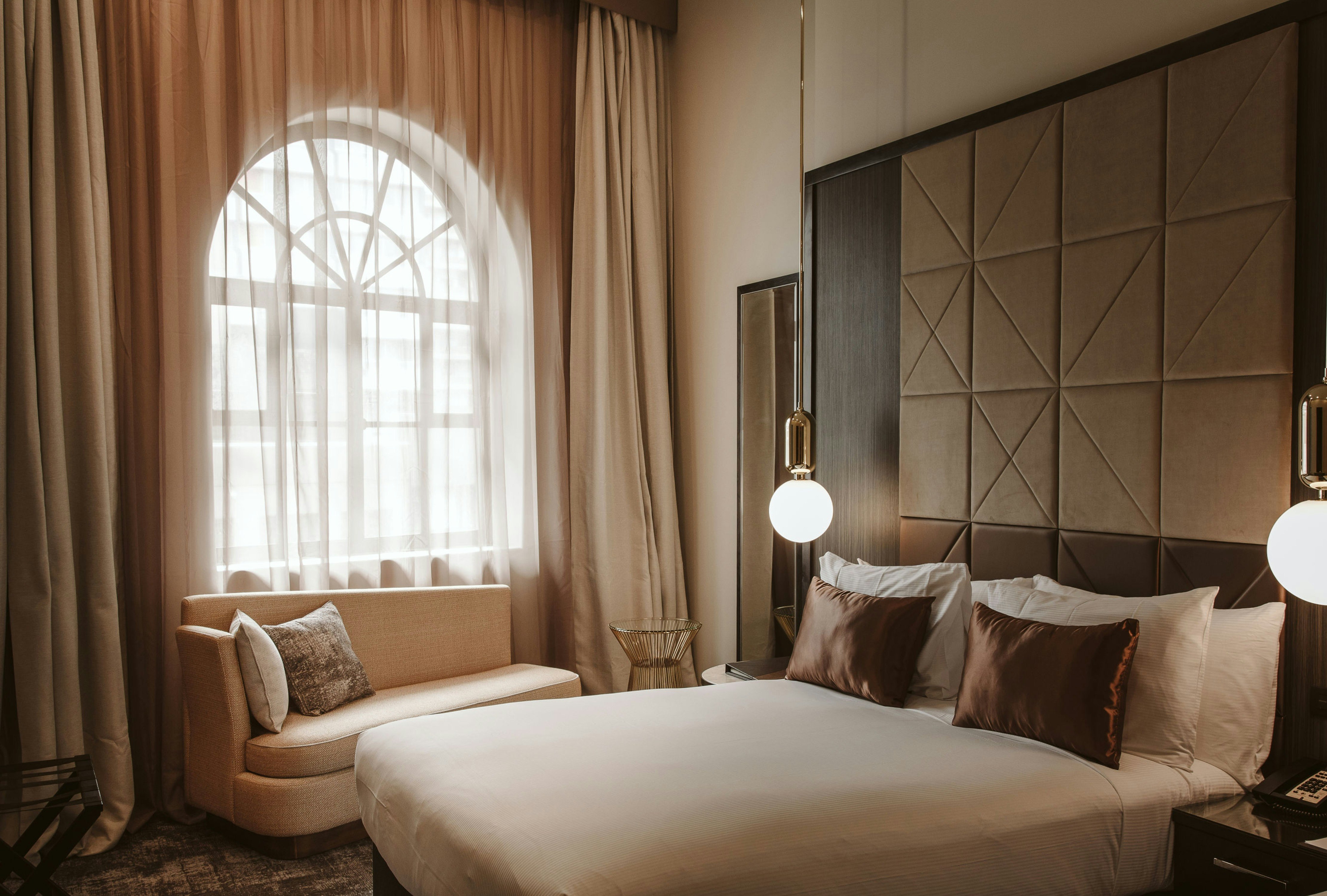 DELUXE, KING BED