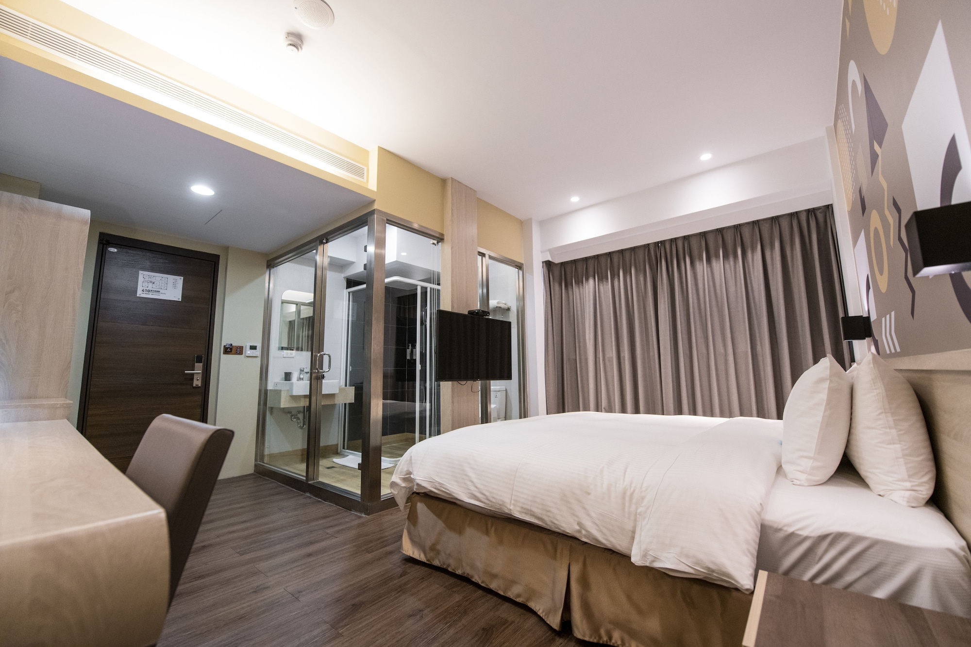 DELUXE, KING BED, CITY VIEW