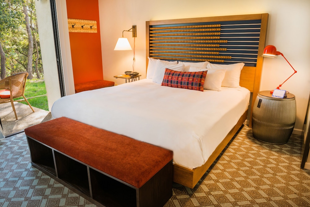 ROOM, KING BED, RESORT VIEW, PATIO