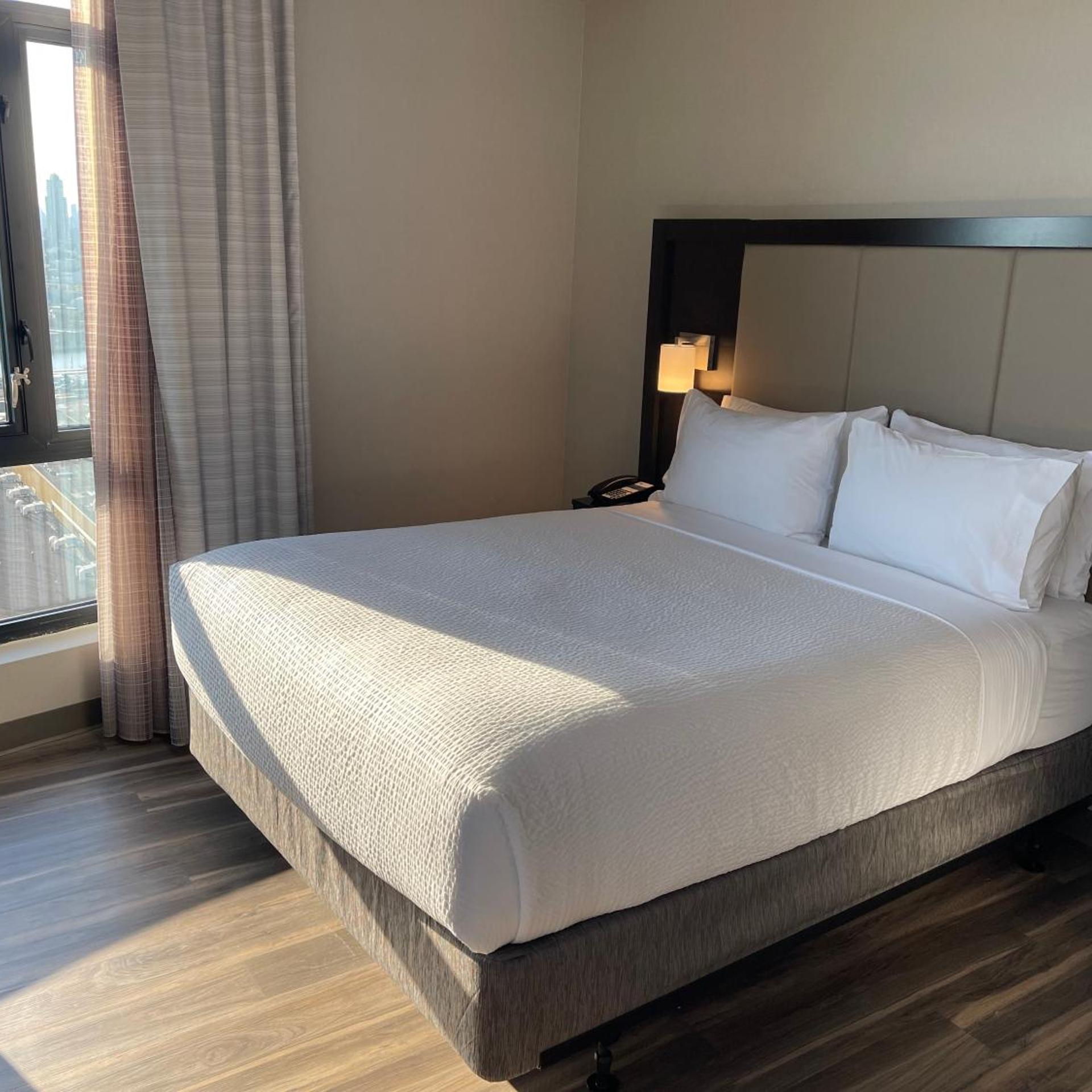 Standard, Queen Bed, Skyline View