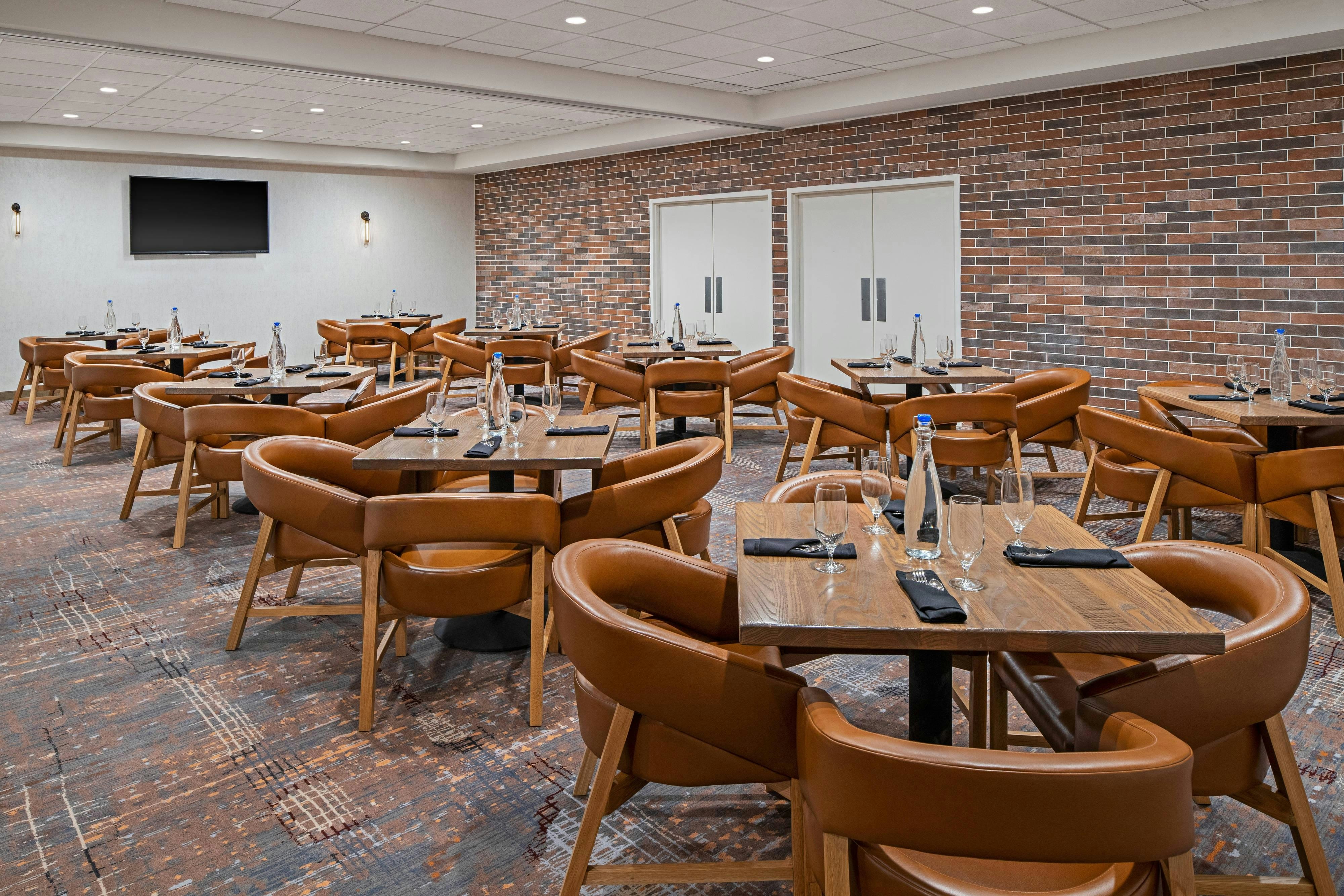 Delta Hotels By Marriott Green Bay 23/26