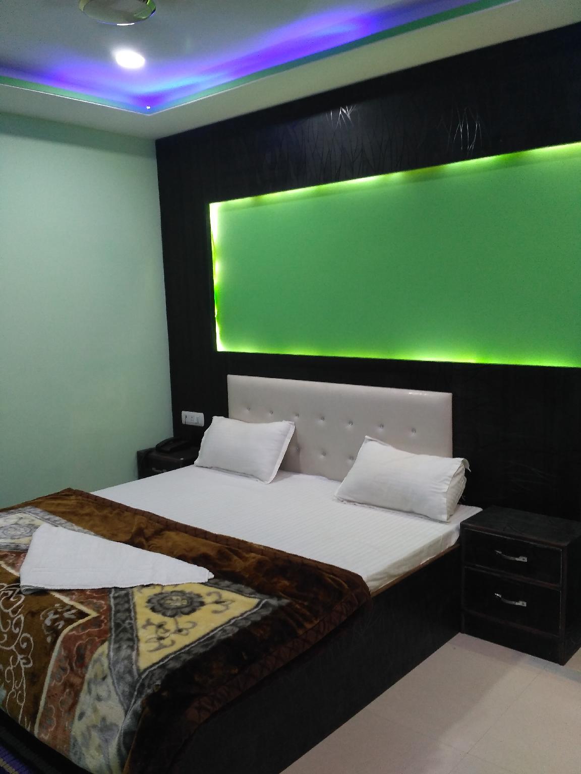 Super, Deluxe, Double Bed