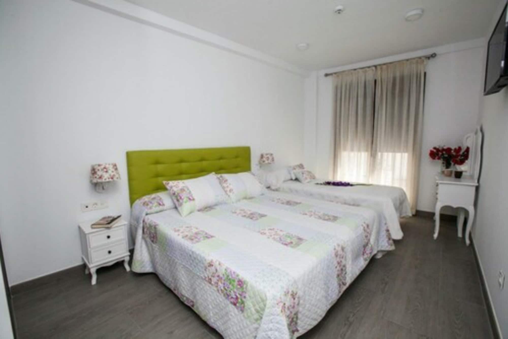 ROOM, DOUBLE BED