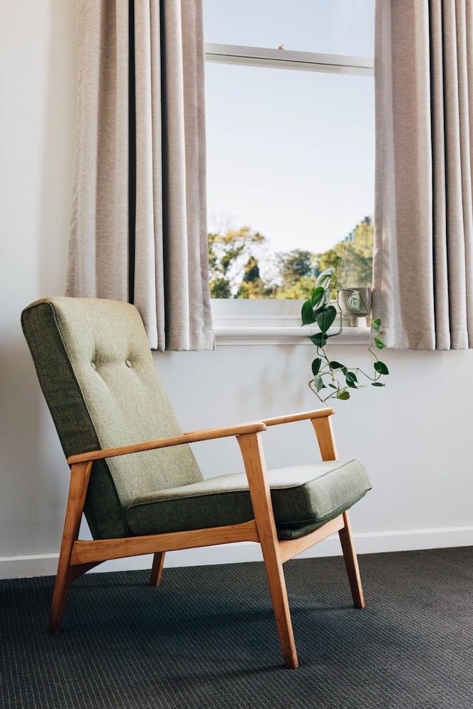 NAUGHTONS PARKVILLE HOTEL 56/64