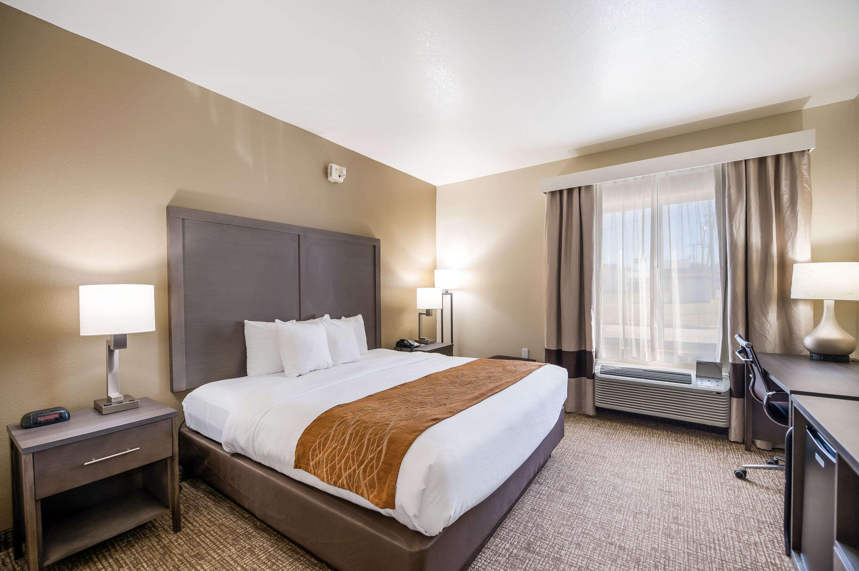 ROOM, KING BED, ACCESSIBLE