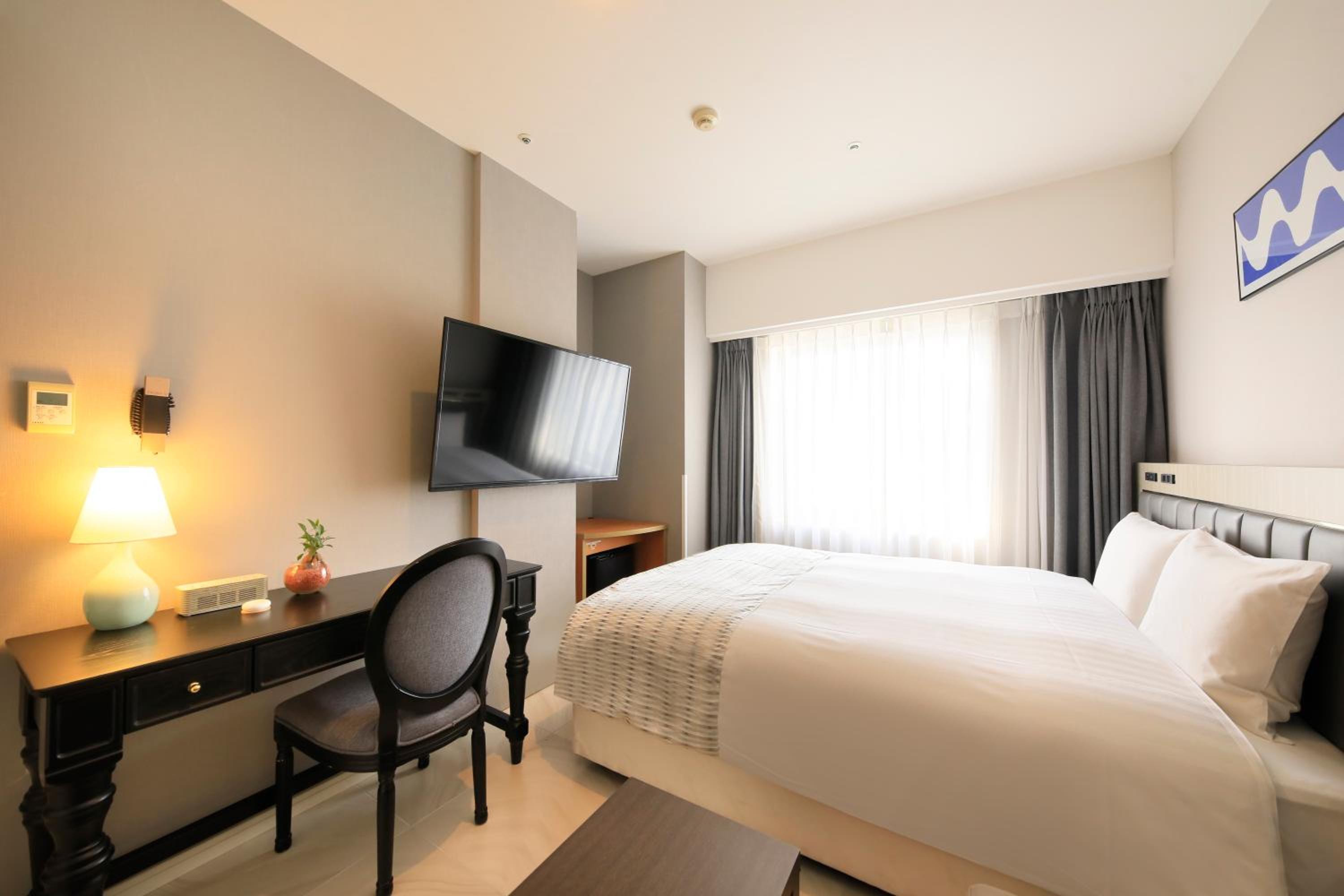 Moderate, Queen Bed