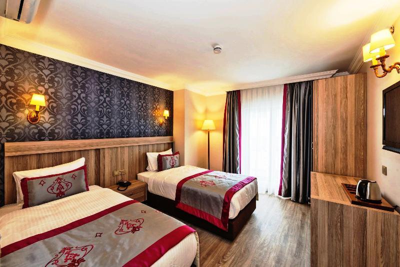 غرفة قياسية ثلاثية بثلاثة أسرّة