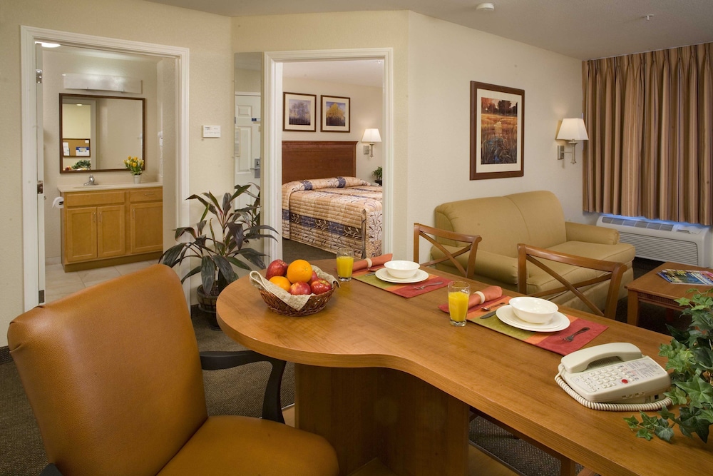 Candlewood Suites Jacksonville 44/72