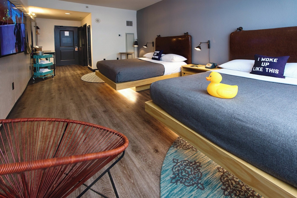 Room at Moxy New Orleans Downtown French Quarter Area, NEW ORLEANS - LA