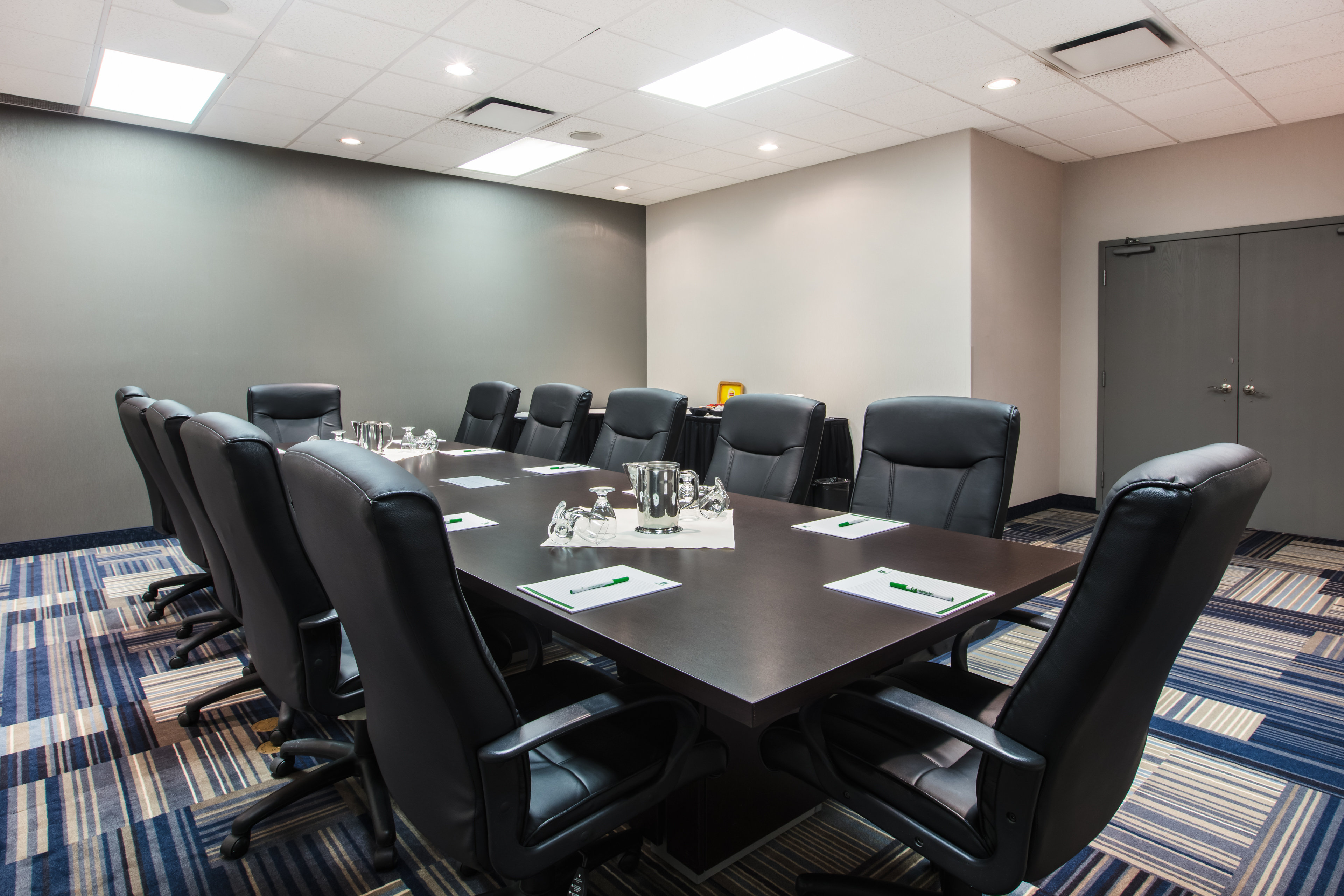 Holiday Inn Suites Grande Prairie Conference Ctr 30/41