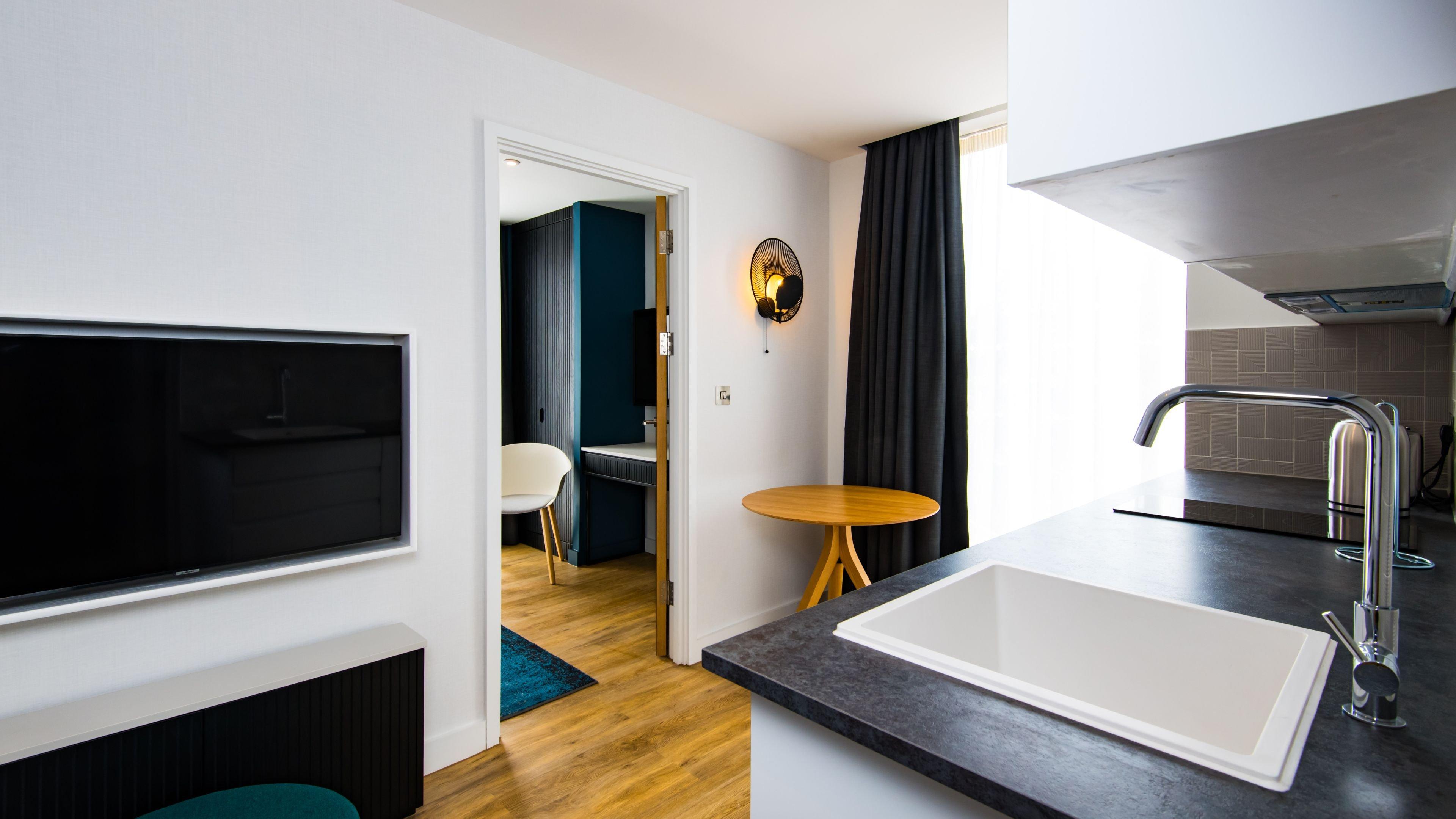 1 Bedroom, East, Suite, King Bed, Harbour View، STAYBRIDGE SUITES CARDIFF 7/8