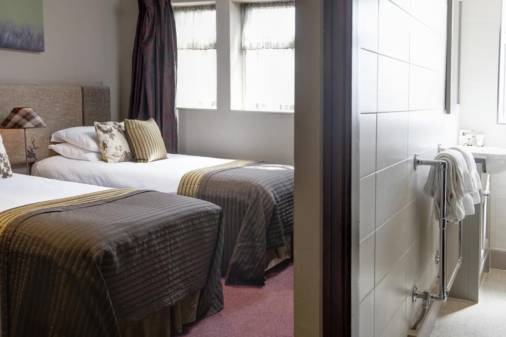Pennine Manor Hotel 10/40