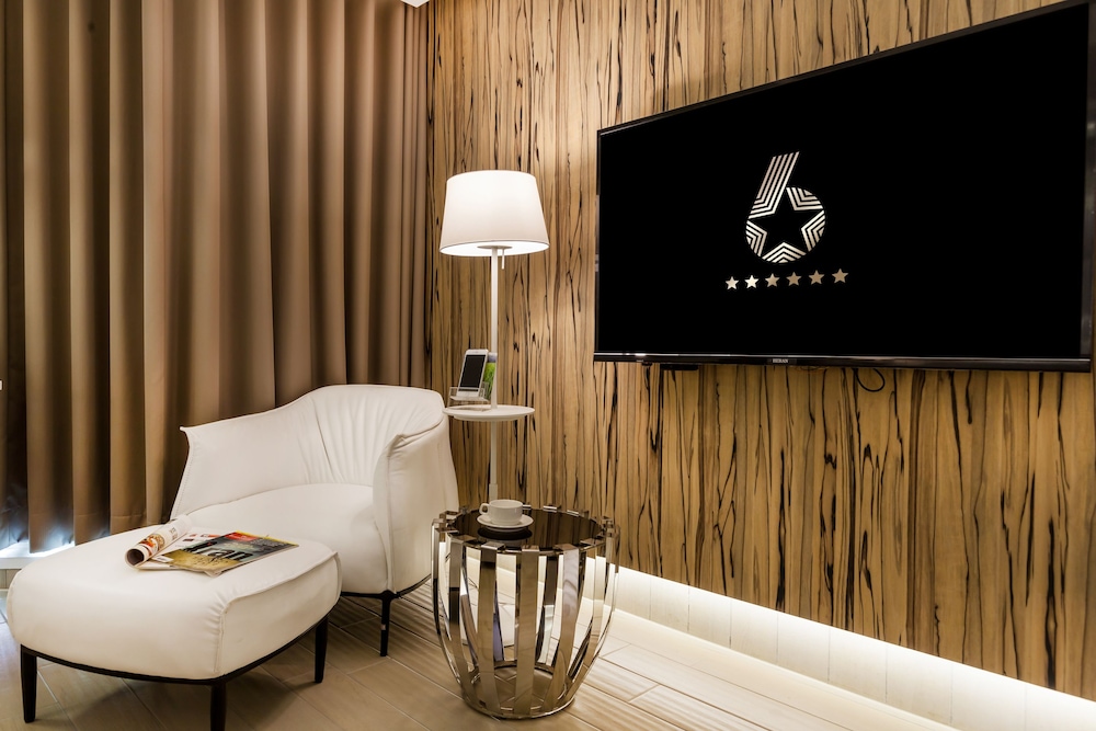 6 Star Motel 49/72