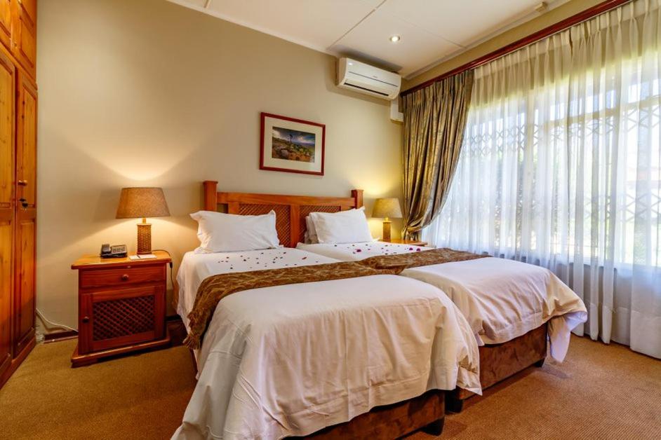 Room, Queen Bed, External Bathroom