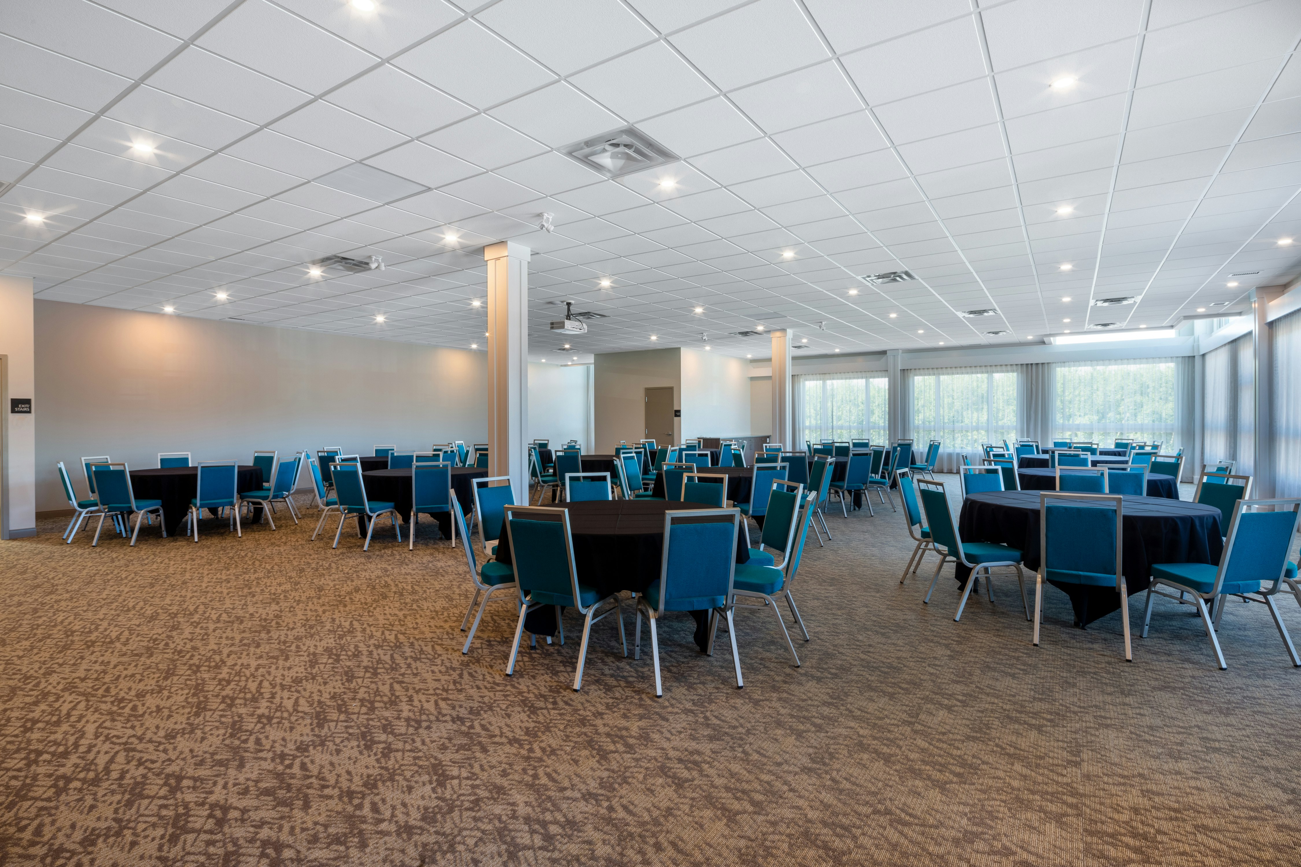 Hampton Inn and Suites Edmonton St. Albert, AB 18/24