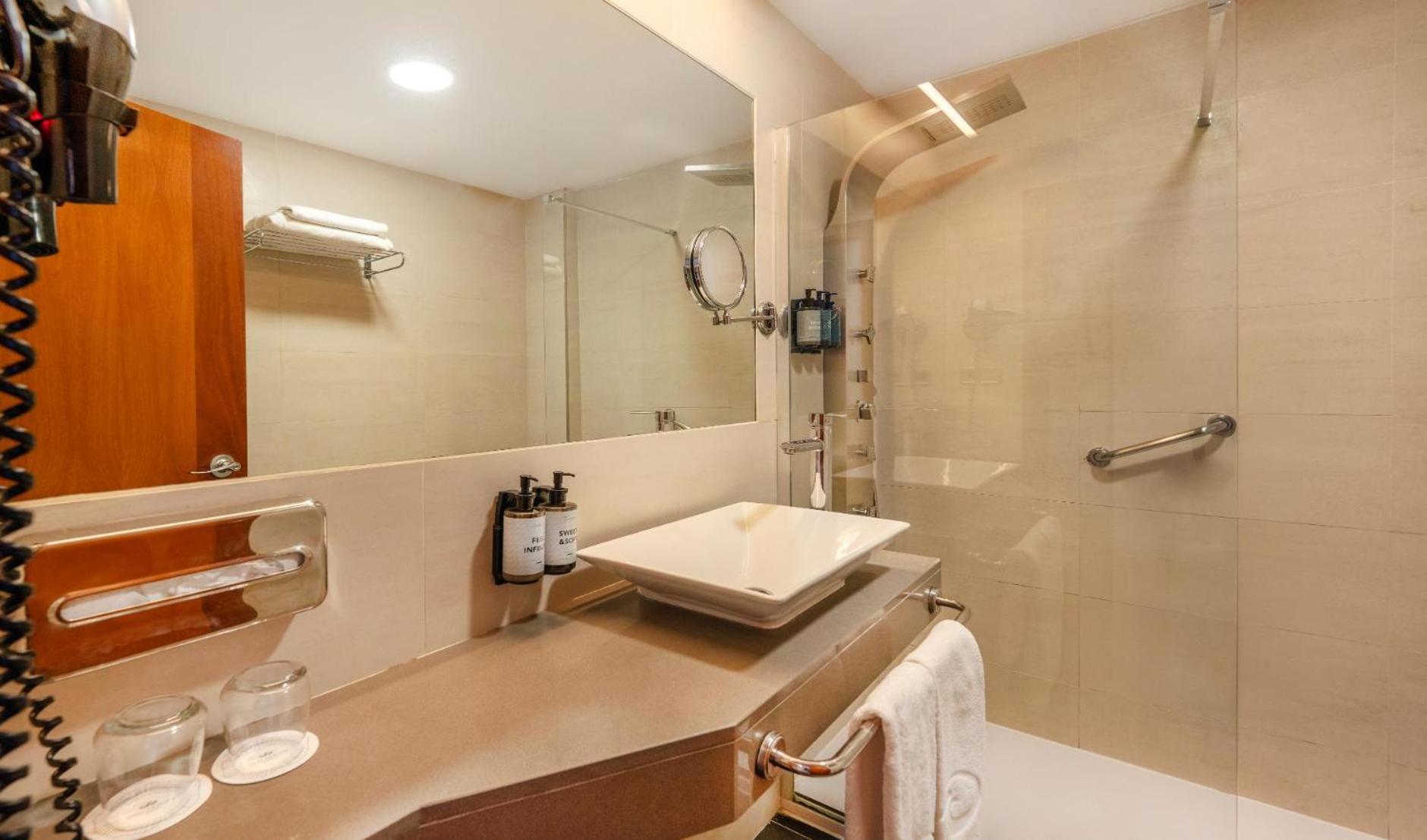 غرفة ديلوكس بسرير مزدوج بشرفة بجاكوزي، Palladium Hotel Cala Llonga - Adults Only 7/7