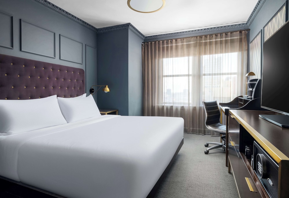 ROOM, QUEEN BED