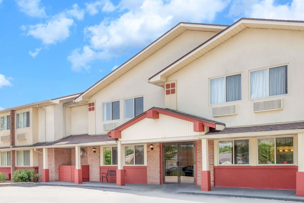Super 8 By Wyndham Kingston 3/21