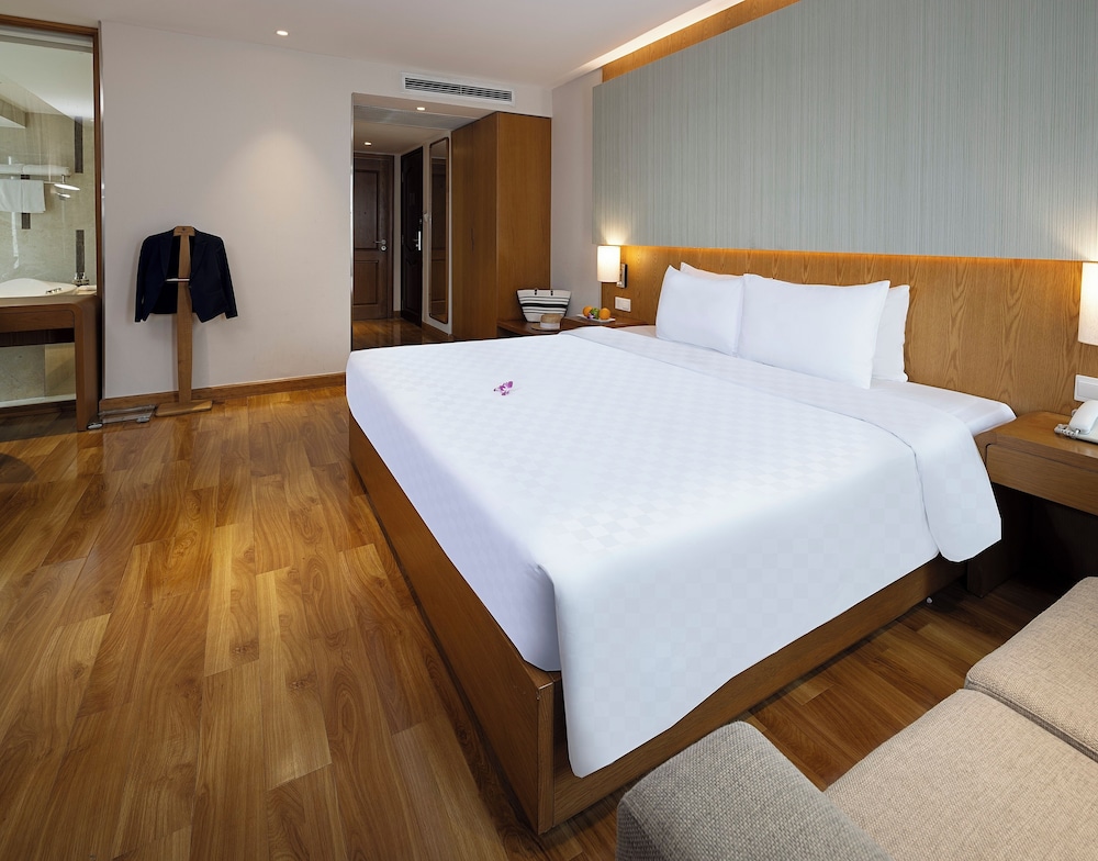 Elegant Corner Suite_Daily Free Afternoon & Mini Bar
