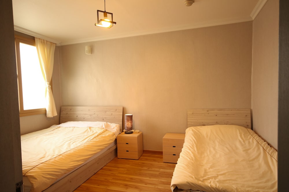ROOM, TWIN BEDS