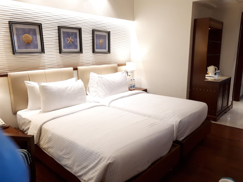 Forty Club, Queen and Twin Beds