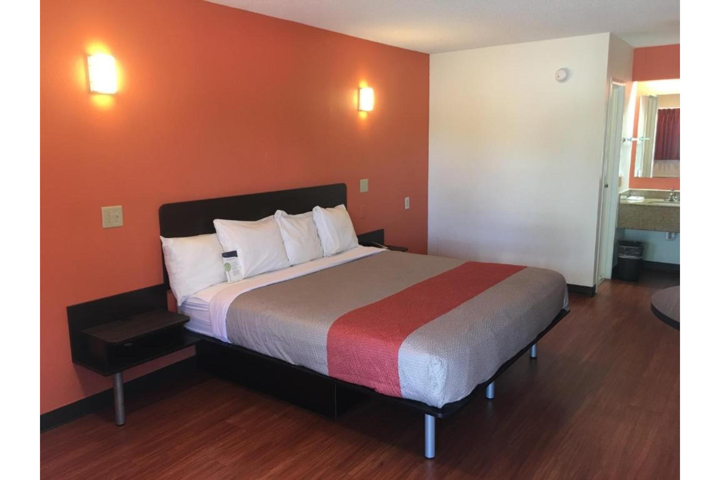 1 King Bed - Non-Smoking, Micfridge