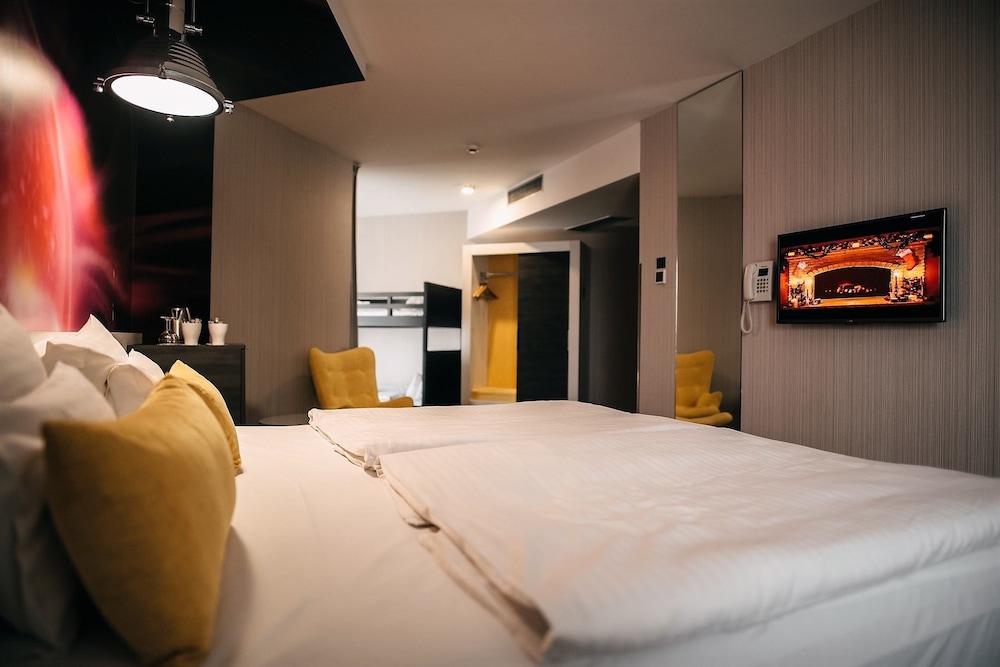 Science Hotel 7/37
