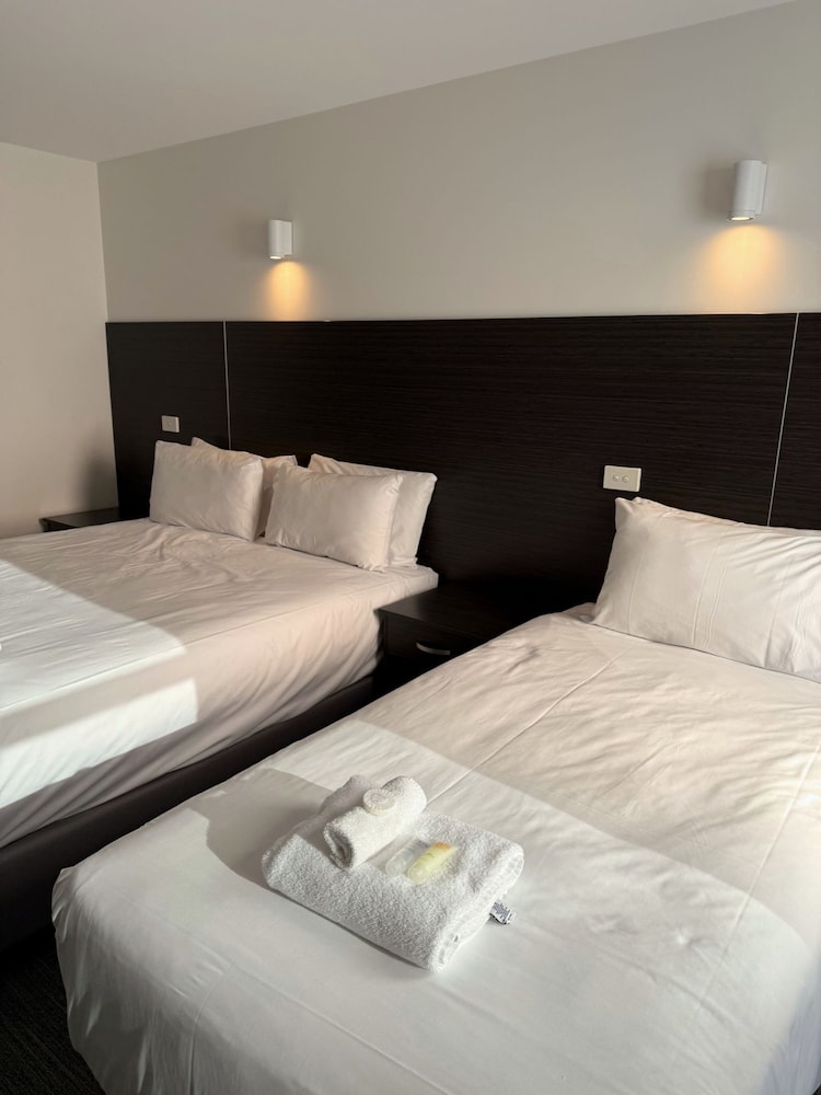 DELUXE, TWIN BEDS