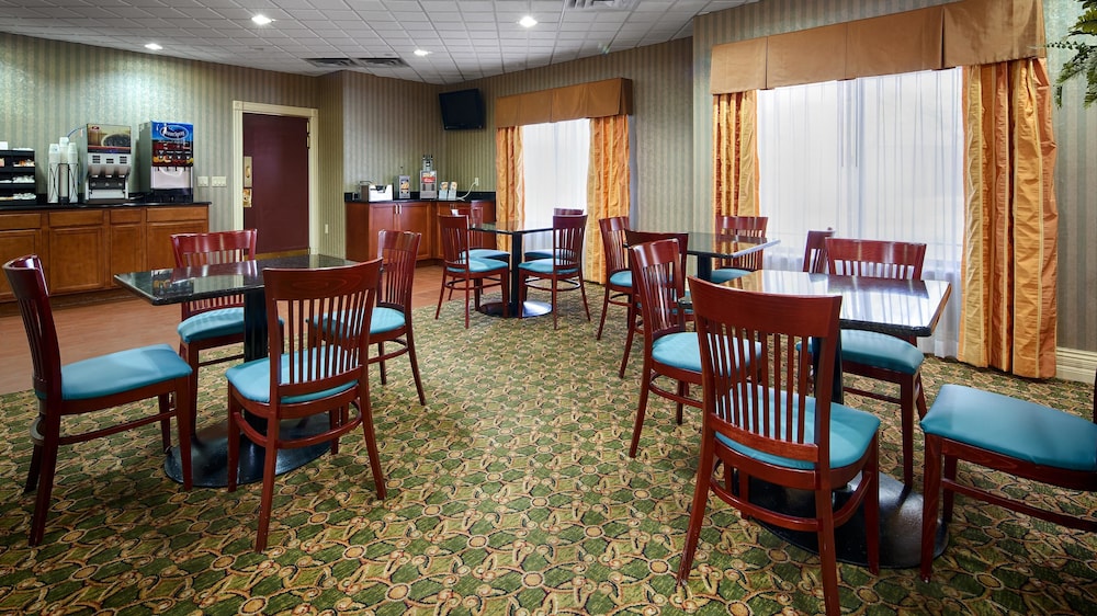 Best Western Plus Kalamazoo Suites 21/25