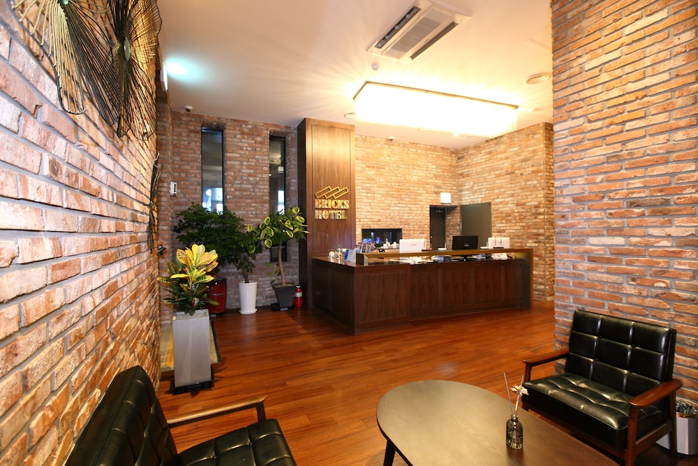 Bricks Hotel 8/38