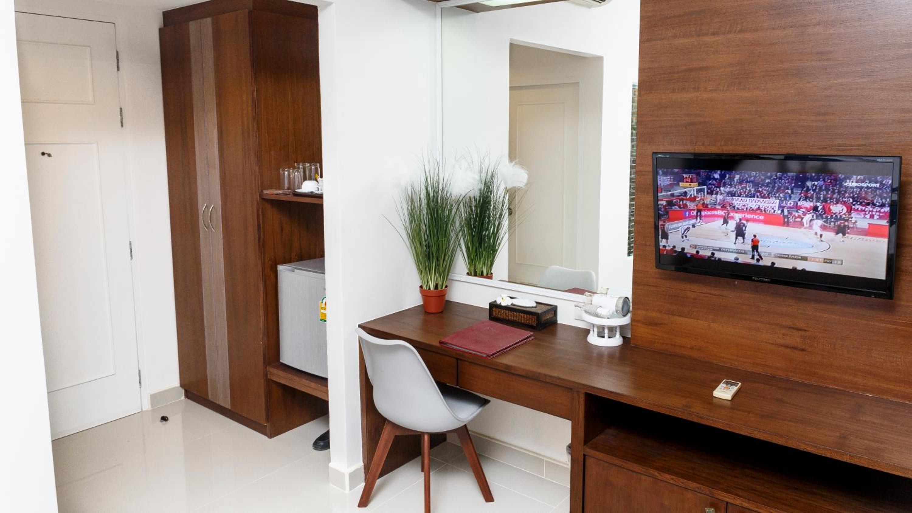 Tuana Hotels Brook Pool Access 37/50