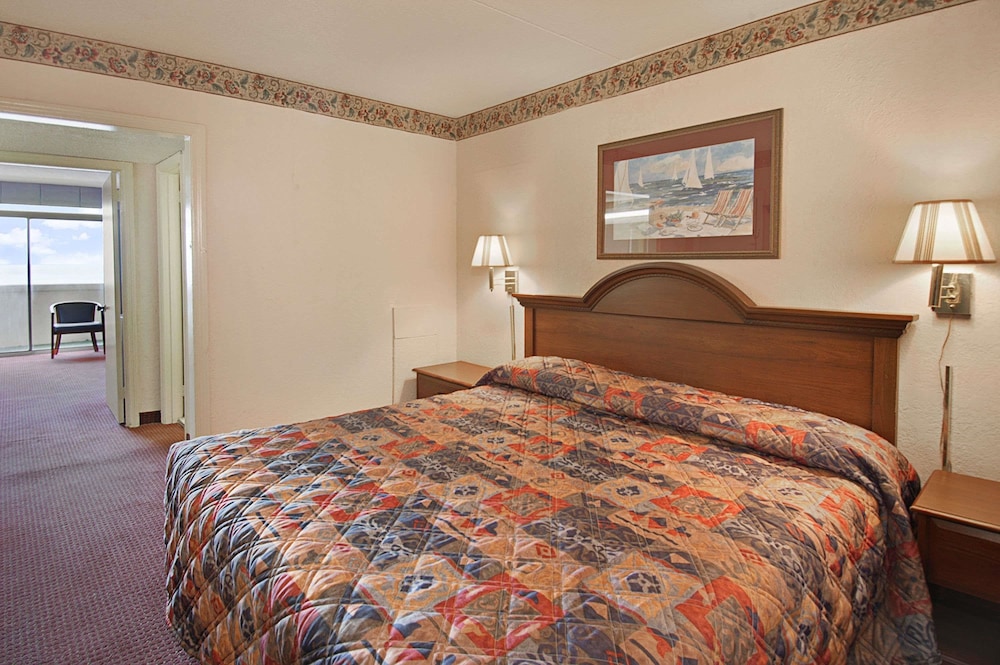 Days Inn by Wyndham Myrtle Beach-Beach Front 16/36