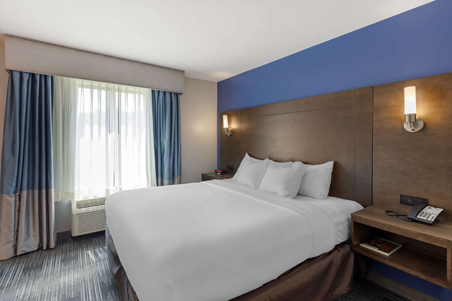 Suite, King Bed, Accessible