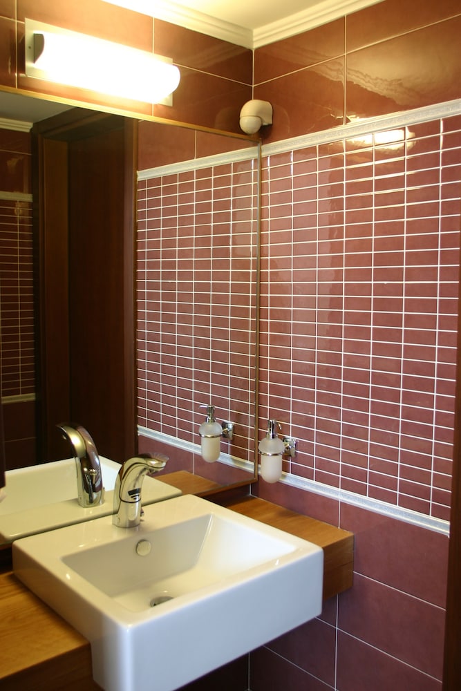 ALEXANDROS BOUTIQUE HOTEL 66/70