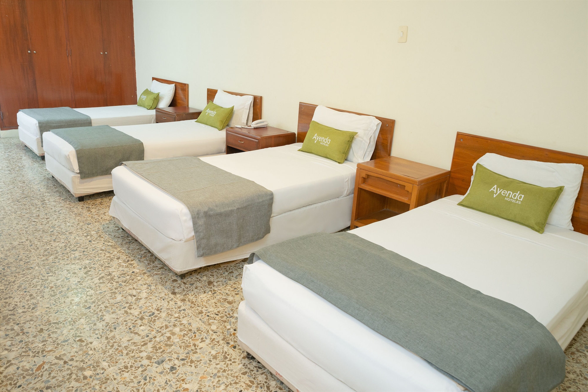 ROOM, QUADRUPLE